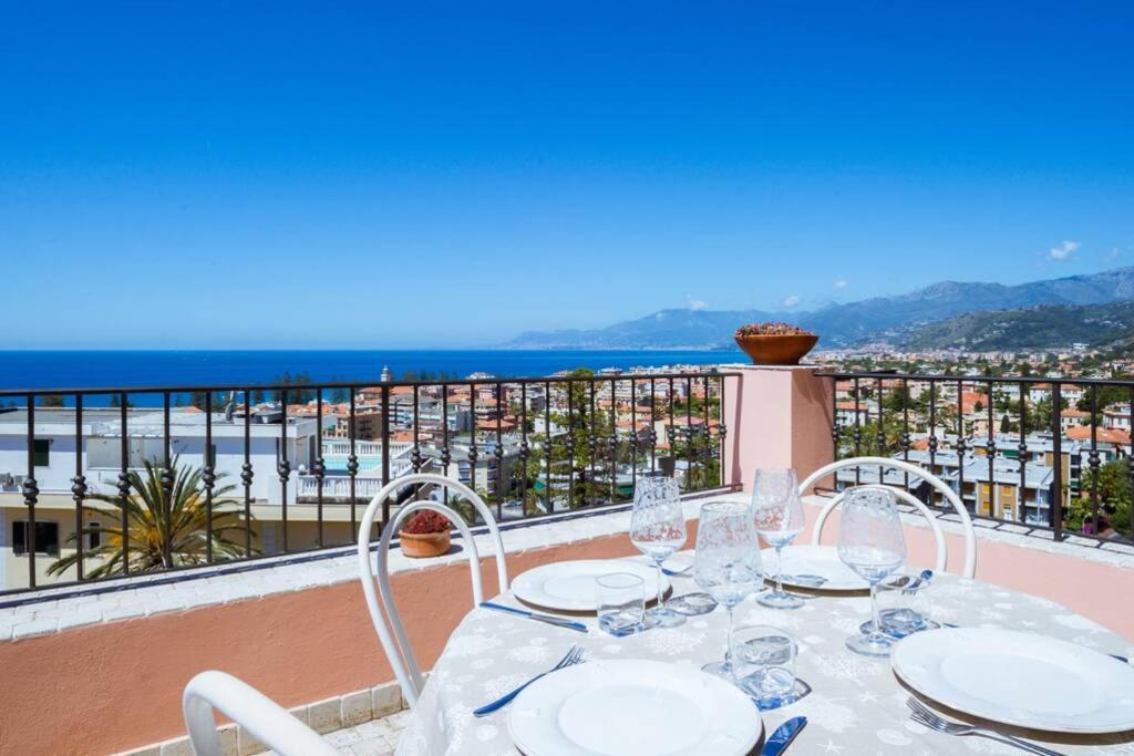 Ferienwohnung Casa Del Subacqueo. Amazing Terrace With Sea View. Wi-Fi Bordighera Exterior foto